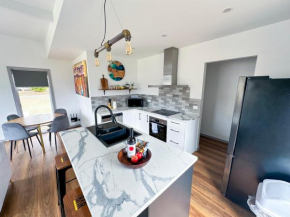 Luxury Holiday Unit 8min walk to Town Center with Boat Parking